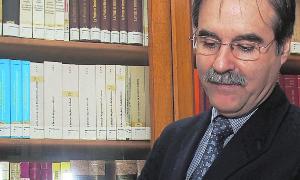 El nuevo magistrado del Supremo posa por última vez en la sala de vistas principal de la Audiencia de Segovia. / A. de Torre