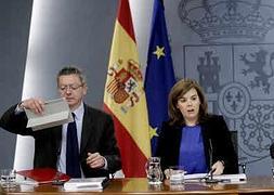 Alberto Ruiz Gallardón junto a la vicepresidenta, Soraya Sáenz de Santamaría./ Emilio Naranjo - EFE