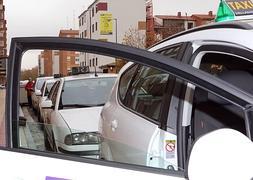 Cuatro vehículos esperan clientes en una de las paradas de taxi del barrio de la Rondilla / R. Gómez