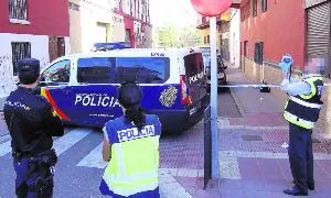 Los agentes de la Policía Científica toman imágenes del escenario del tiroteo en la calle Compostela./ R. O.