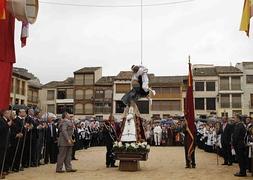 Leyre Huerta retira el velo de luto de la Virgen en la plaza del Coso de Peñafiel./ A. Ojosnegros