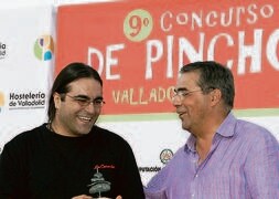 Los cocineros Lolo y su padre, Manuel Astorga, de La Perla de Castilla, reciben el premio Pincho Caliente en 2007. / G. Villamil
