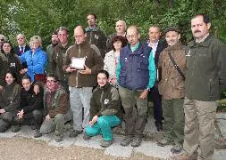 Los jardineros galardonados posan con concejales del Ayuntamiento y con miembros de la asociación vecinal. / Antonio Tanarro