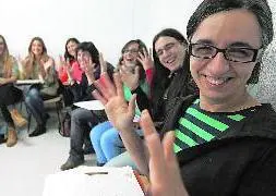 Clase práctica de lenguaje de signos en los locales de la Asociación de Pacres de Niños Sordos de Salamanca. / Almeida