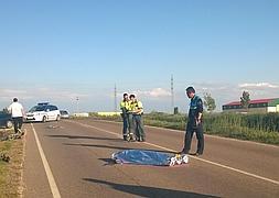 El cuerpo de Natalio González permanece sobre el asfalto. / S. G.