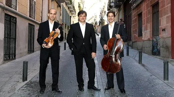 Miguel Borrego, a la izquierda, es violinista del Trío Arbós. 