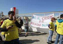 Concentración de trabajadores a las puertas de Nutrexpa. / Antonio Quintero