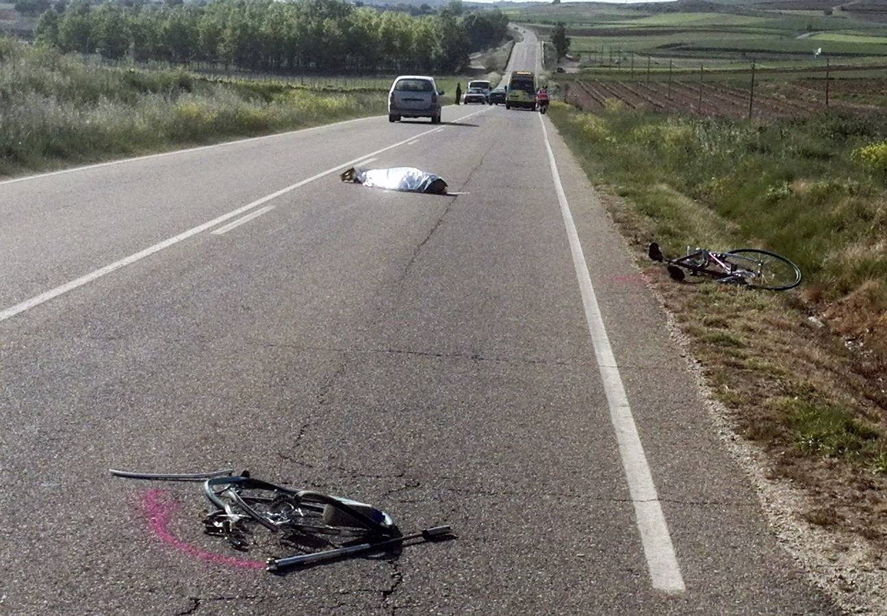 El cuerpo de Natalio González permanece sobre el asfalto.