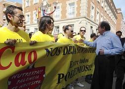 Herrera habla con los empleados de Nutrexpa. / A. Álvarez-Efe