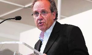 El poeta y escritor extremeño Álvaro Valverde, durante la lectura del pregón en la Plaza Mayor de Salamanca. / Solete Casado