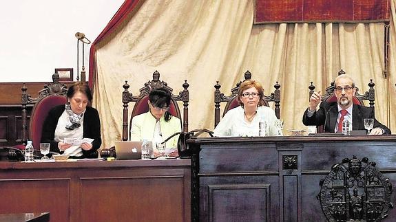 El rector Daniel Hernández Ruipérez interviene en un momento de la reunión que celebró ayer el Claustro de la Universidad en el Paraninfo de las Escuelas Mayores. 