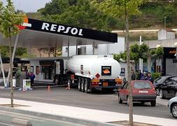 Un camión cargado con carburante reposta en una gasolinera de la avenida de Salamanca en Valladolid . / R. Otazo