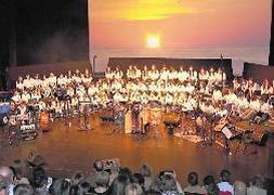 José Ramón Echezarreta, al piano, y Raúl Álvarez, al acordeón, con el centenar de niños que cantaron el himno 'Un mar de paz'. / H. SASTRE