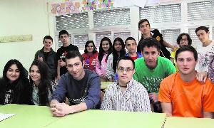 Diego posa junto a sus compañeros de clase en el instituto Vega del Pirón./ A. Tanarro