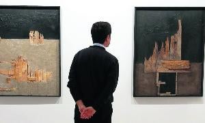 Un visitante de la sala Pimentel observa la obra de Carlota Cuesta. / G. Villamil