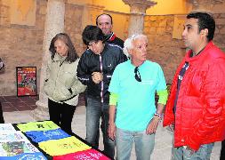 Algunos visitantes observan ayer camisetas de distintas ediciones de la Media Maratón . / L. A. curiel