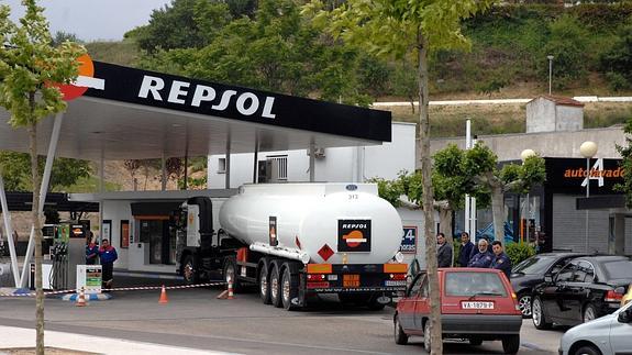 Un camión cargado con carburante reposta en una gasolinera de la avenida de Salamanca en Valladolid