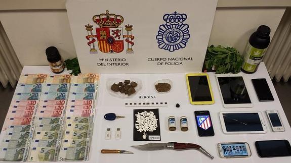 Heroína, dinero, hachís, tabletas, teléfonos y ‘speed’ intervenidos el miércoles al clan.