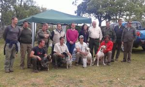 El campeón y los finalistas posan con sus perros junto a autoridades y jueces en El Espinar. / El Norte