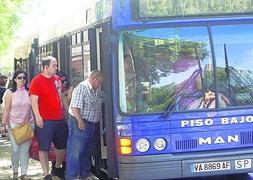 Pasajeros de la línea C2 acceden a un autobús en la parada de El Corte Inglés del Paseo de Zorrilla. / R. Gómez