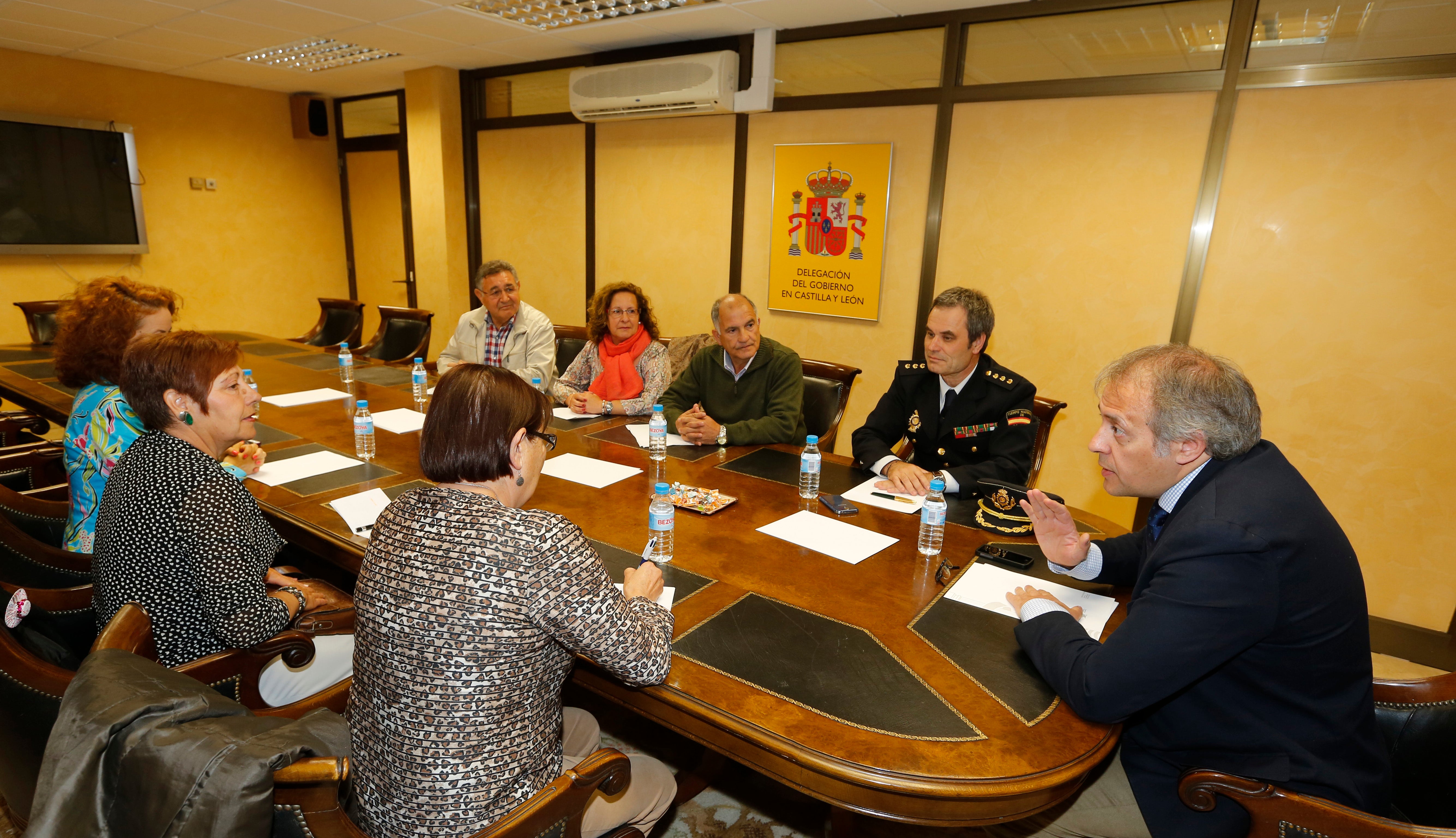 El subdelegado y el comisario provincial (derecha) atienden a los representantes de la coordinadora de Pajarillos. 