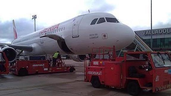 Un avión de Iberia se prepara para el viaje. 