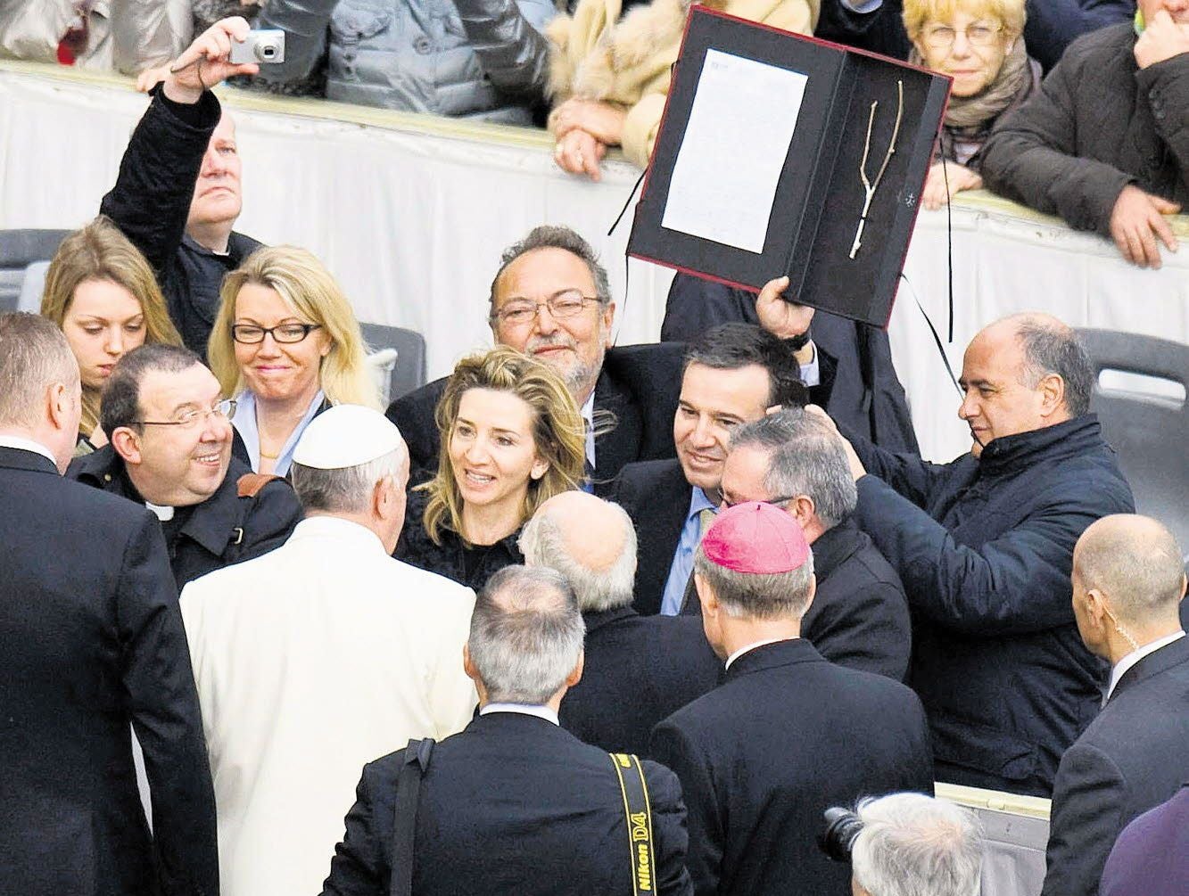 La consejera de Cultura, Alicia García, saluda al Papa Francisco en la visita para presentarle el Centenario de Santa Teresa.