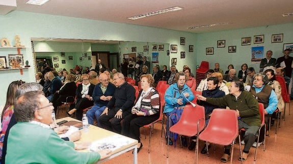 Asamblea de vecinos celebrada en el barrio del Ave María.