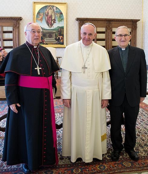 El obispo de Segovia, Ángel Rubio, y el vicario de la Diócesis, Andrés de la Calle, con el Papa Francisco en el Vaticano. 