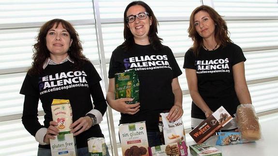 Las integrantes de la directiva de la Asociación de Celíacos Loli Cerezo, Teresa Medina y María Eugenia Salas, con alimentos sin gluten.