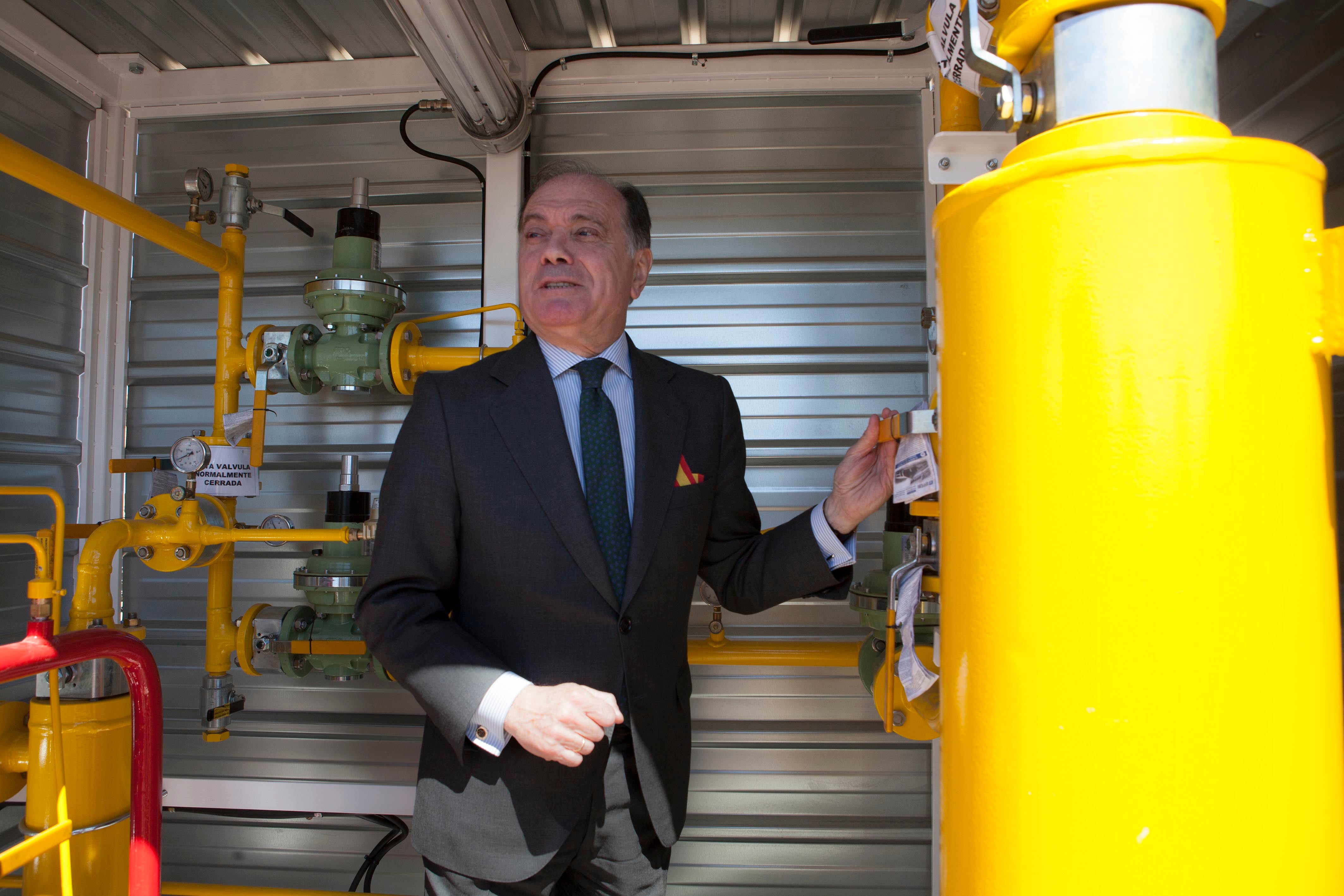 El consejero de Economí­a y Empleo, Tomás Villanueva, durante la inauguración del servicio de gas canalizado de Repsol en Arcos de Jalón