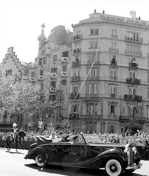 Antonio Lobo conduce el Rolls por la calles de Madrid. 