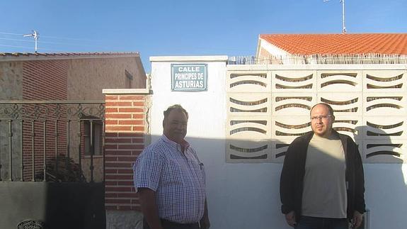 Pablo Fernández y Jorge Palmero junto a la placa de la calle Príncipes de Asturias. 