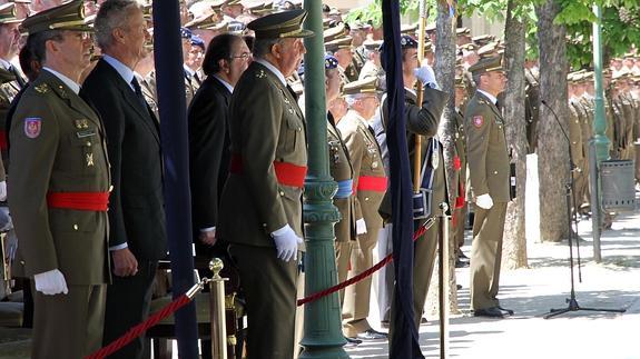 El Rey preside en el Alcázar el desfile del 250 aniversario de la Academia de Artillería.