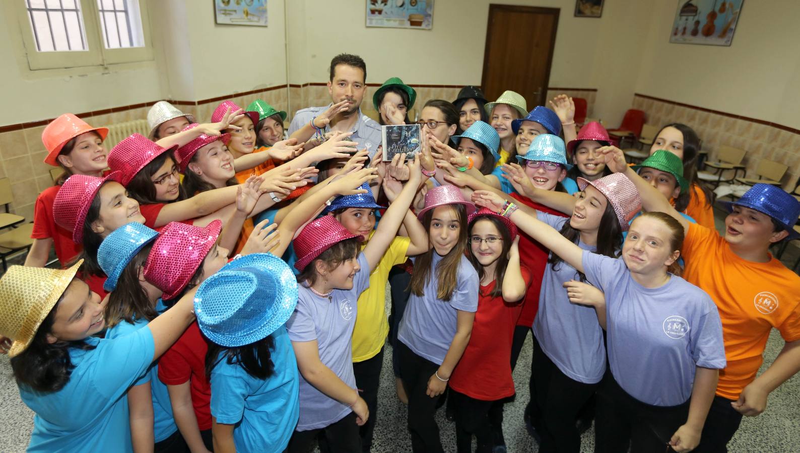 Los integrantes de Pueri Cantores muestran su disco. 