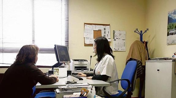 Personal sanitario femenino atiende a una paciente en el centro de salud de La Alamedilla. 