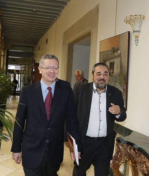 El ministro de Justicia, Alberto Ruiz-Galladón junto a Carlos Aganzo, director de El Norte de Castilla 