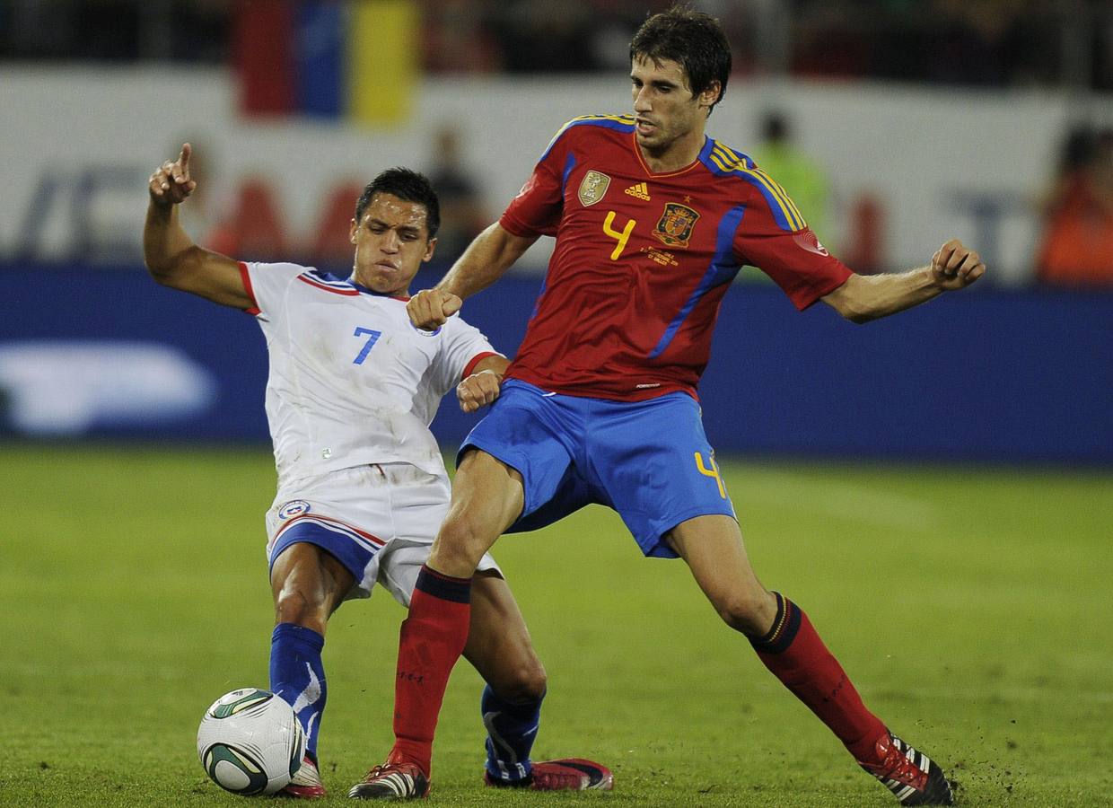 Alexis Sánchez y Javi Martínez pelean por un balón en un España-Chile disputado en 2011.
