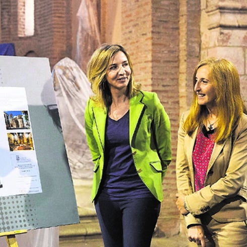 Alicia García y Concepción Miguélez junto a los planos de las obras que se están realizando. 