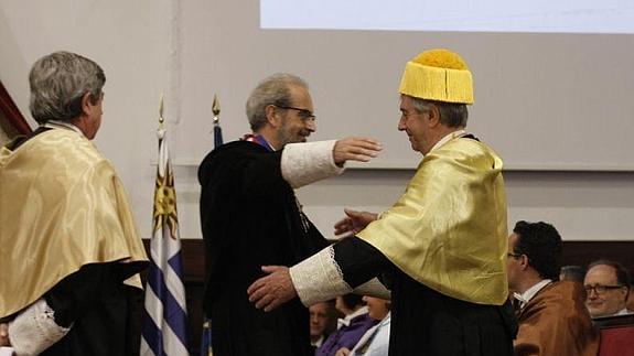 Tabaré Vázquez recibe el abrazo del Rector.