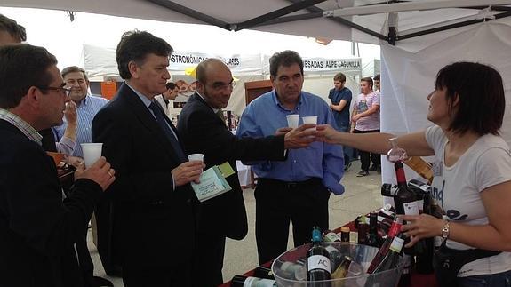 Los representantes institucionales recorren los expositores y prueban los productos en la Feria de Muestras Comarcal de Campo de San Pedro, que se ha inaugurado este sábado.