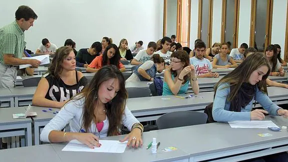 Alumnos segovianos se enfrentan auna anterior convocatoria de selectividad.