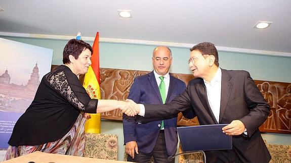 La alcaldesa de Segovia Segovia, Clara Luquero, saluda a Taleb Rifai, secretario general de la OMT.