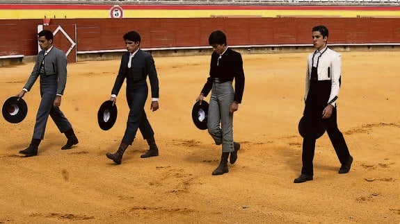 Los seis novilleros participantes en la final del primer bolsín taurino Campos Góticos hacen el paseíllo.