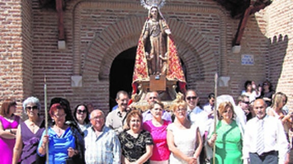 Los mayordomos junto a la Virgen de la Misericordia. 