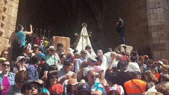 Miles de romeros acompañan a la Virgen de la Concha en la romería de La Hiniesta