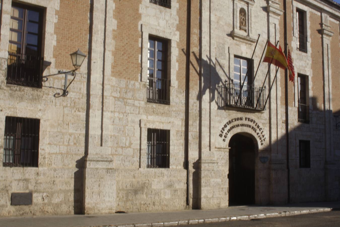 Fachada de la residencia Virgen del Canto de Toro.