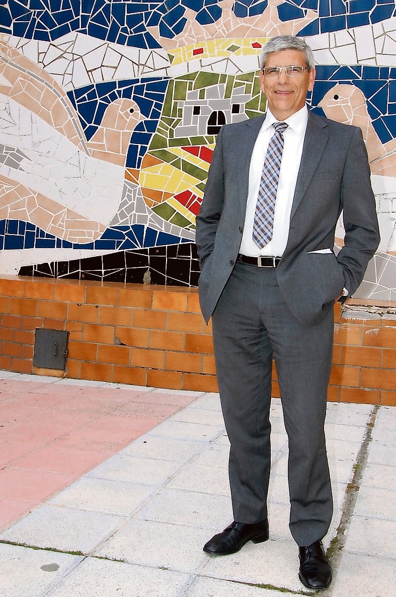 Juan Jesús Blanco posa en la plaza Santa Bárbara, frente al mosaico con el escudo de Guardo. josé carlos diez