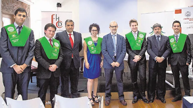 El rector, en el centro, junto al embajador de Brasil, el responsable del Banco y varios becados. 