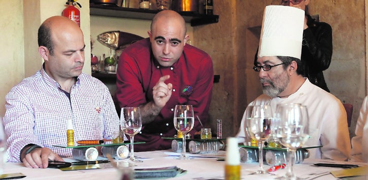 Helio Flores del restaurante Los Álamos de Peñaranda de Bracamonte explica su creación a los jueces.